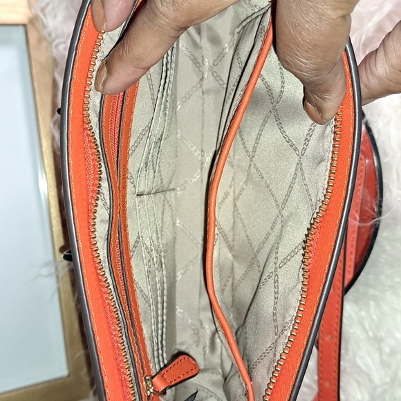 Michael Kors NWOTs Sheila Small East West Top Zip Shoulder Bag - Picture 7 of 8